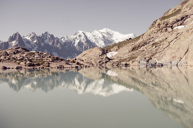 Chamonix附近Lac Blank的勃朗峰美景